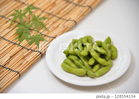 お皿に乗せた美味しい枝豆 128554134