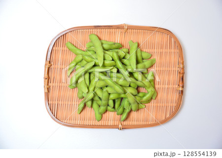 ザルに乗せた美味しい枝豆 128554139