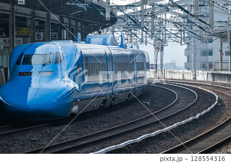 青い新幹線 128554316