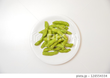 お皿に乗せた美味しい枝豆 お皿に乗せた美味しい枝豆 128554334
