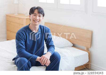 ベッドに座る男性 128554343