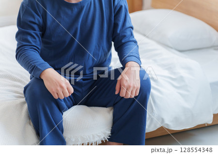 ベッドに座る男性 128554348