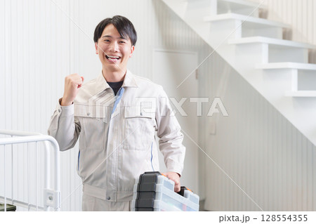ガッツポーズする作業員 ガッツポーズする作業員 128554355