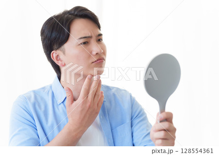 肌をチェックする男性 128554361