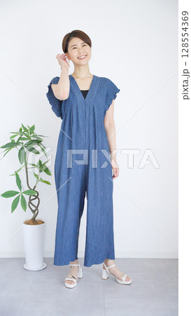 女性の夏服ファッションコーディネート全身 女性の夏服ファッションコーディネート全身 128554369