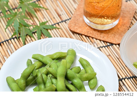 お皿に乗せた美味しい枝豆とビール 128554412