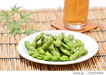 お皿に乗せた美味しい枝豆とビール 128554468