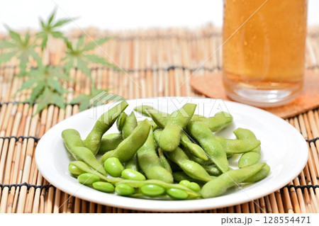 お皿に乗せた美味しい枝豆とビール お皿に乗せた美味しい枝豆とビール 128554471
