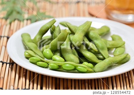 お皿に乗せた美味しい枝豆とビール お皿に乗せた美味しい枝豆とビール 128554472