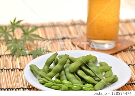 お皿に乗せた美味しい枝豆とビール 128554474