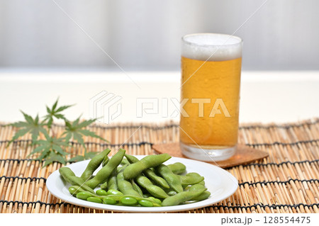 お皿に乗せた美味しい枝豆とビール 128554475
