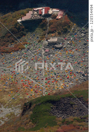 Tent site in Karasawa 錦秋の涸沢カールに広がるテント村～北穂高岳からの俯瞰 128554494