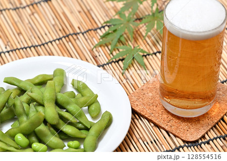 お皿に乗せた美味しい枝豆とビール お皿に乗せた美味しい枝豆とビール 128554516