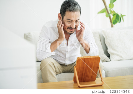 鏡でお肌をチェックする50代のミドル男性 128554548