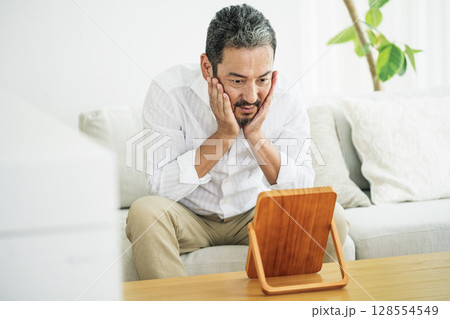 鏡でお肌をチェックする50代のミドル男性 128554549