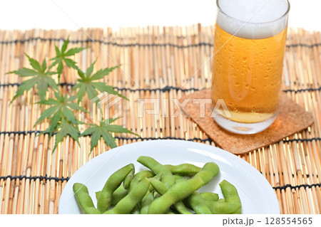 お皿に乗せた美味しい枝豆とビール お皿に乗せた美味しい枝豆とビール 128554565