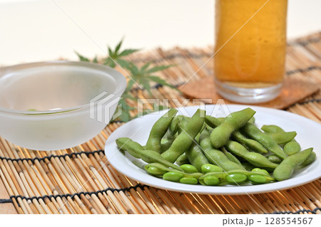 お皿に乗せた美味しい枝豆とビール お皿に乗せた美味しい枝豆とビール 128554567