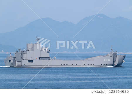 慣熟訓練中の輸送艦ようこう 128554689