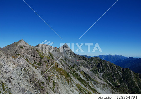 紺碧の秋晴れに映える槍ヶ岳の雄姿 - 槍沢カールから東鎌尾根の登山道までの大パノラマビュー 128554791