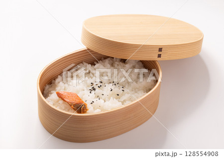 ［秋田県　郷土料理］ぼだっこ弁当（塩辛く漬け込んだ紅鮭） 128554908