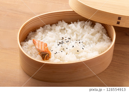 ［秋田県　郷土料理］ぼだっこ弁当（塩辛く漬け込んだ紅鮭） 128554913