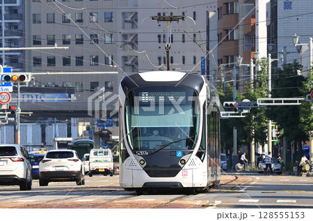 【広島電鉄】5200形〜Green mover APEX〜 1号線（宇品線：広電本社前電停） 128555153