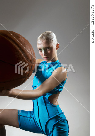 athletic girl holds rackets for bambinton 128555375