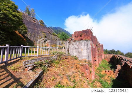 【愛媛県】黄葉した秋の別子銅山（東洋のマチュピチュ、東平） 128555484