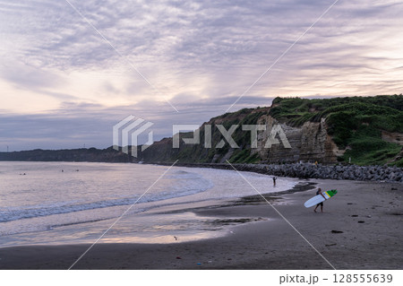 《千葉県》屏風ヶ浦の夕暮れ・千葉の天然記念物 128555639