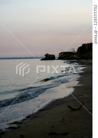 The sea, the horizon is visible. Warm weather, a breeze at sea. The sea, the horizon is visible. Warm weather, a breeze at sea. 128555702