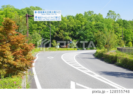 備北丘陵公園入口前の通りの景色 128555748