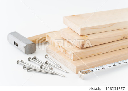 白背景にDIYイメージの釘と木材とハンマーと巻き尺 128555877