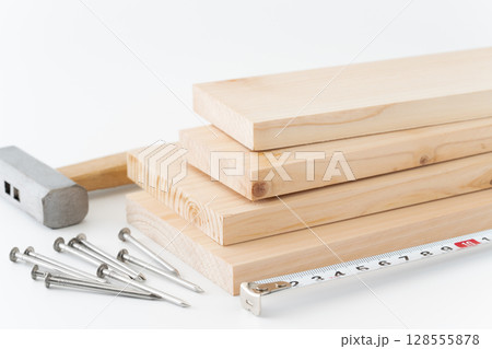 白背景にDIYイメージの釘と木材とハンマーと巻き尺 128555878