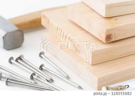 白背景にDIYイメージの釘と木材とハンマーと巻き尺 128555882