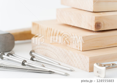 白背景にDIYイメージの釘と木材とハンマーと巻き尺 128555883