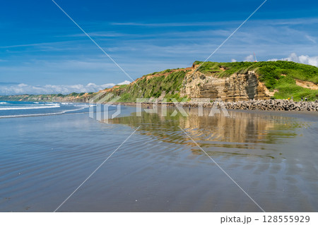 《千葉県》屏風ヶ浦・夏の青空 128555929