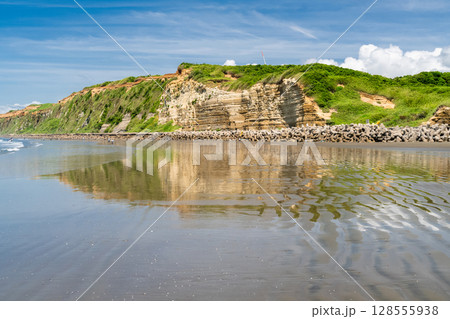 《千葉県》屏風ヶ浦・夏の青空 128555938