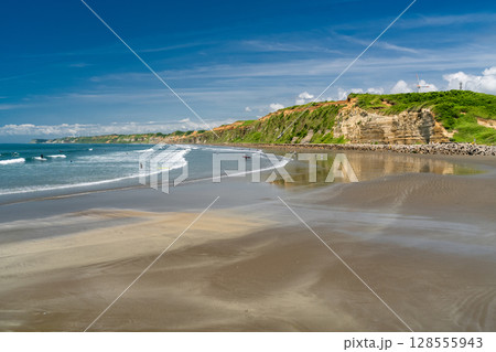 《千葉県》屏風ヶ浦・夏の青空 128555943