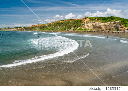 《千葉県》屏風ヶ浦・夏の青空 128555944