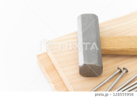 白背景に釘と木材とハンマー（大工道具） 128555956