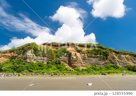 《千葉県》屏風ヶ浦・夏の青空 128555990