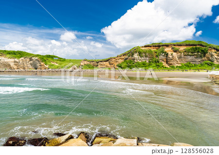 《千葉県》屏風ヶ浦・夏の青空 128556028
