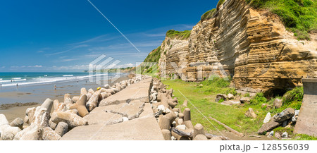 《千葉県》屏風ヶ浦・夏の青空 128556039