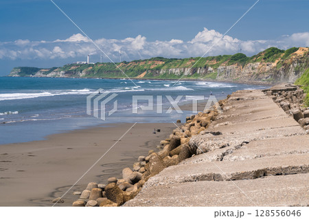 《千葉県》屏風ヶ浦・夏の青空 128556046