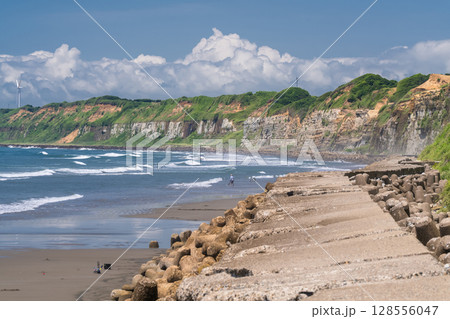 《千葉県》屏風ヶ浦・夏の青空 128556047