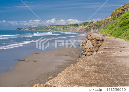 《千葉県》屏風ヶ浦・夏の青空 128556050