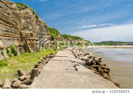 《千葉県》屏風ヶ浦・夏の青空 128556055