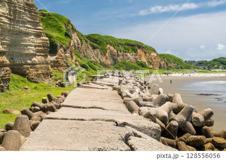 《千葉県》屏風ヶ浦・夏の青空 128556056