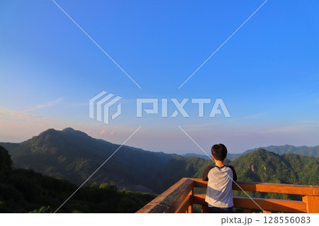 椿山公園の展望所で眺める少年 128556083