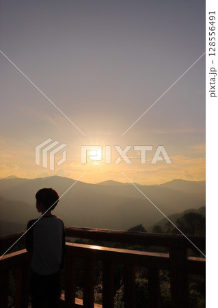 椿山公園の展望所で眺める少年 夕日 夕焼け空 椿山公園の展望所で眺める少年 夕日 夕焼け空 128556491